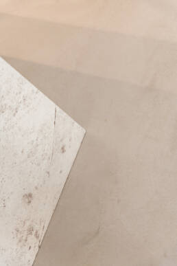 Angolo parete con muffa e macchie di umidità