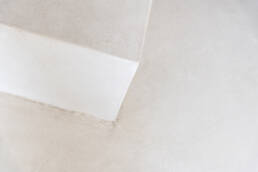 Angolo del soffitto con cornice bianca e macchie