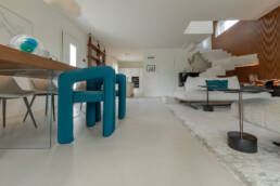 Soggiorno moderno open space con scala sospesa