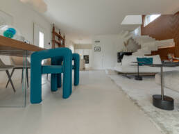 Soggiorno moderno open space con scala sospesa