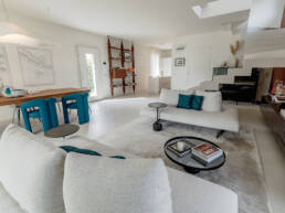 Soggiorno moderno open space con scala e pianoforte