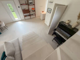 Ingresso moderno con scala e pianoforte nero