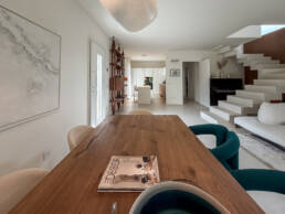 Soggiorno moderno open space con scala bianca