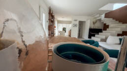 Soggiorno moderno open space con scala sospesa