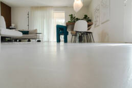 Soggiorno moderno minimalista con zona pranzo luminosa