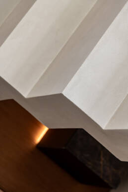 Dettaglio architettonico moderno con angoli bianchi geometrici