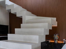 Scala moderna sospesa in interno minimalista