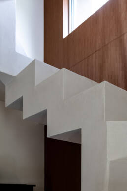 Dettaglio scala moderna con parete in legno