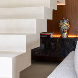 Scala moderna sospesa in interno di design