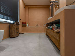 Bagno con Rivestimento e Pavimento in Resina Color Mattone