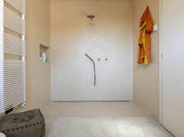 Doccia con Rivestimento e Piano in Resina