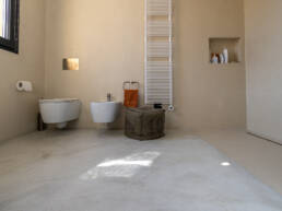 Bagno e Doccia con Rivestimento e Pavimento in Resina