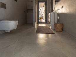 Bagno con Rivestimento e Pavimento in Resina