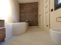 Rivestimento Pavimento in Resina - Bagno con Mattoni Industriali