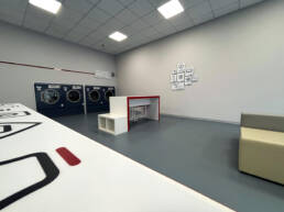 Lavanderia self-service moderna con lavatrici industriali