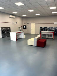 Interno moderno di lavanderia self-service con lavatrici