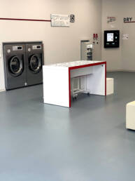 Lavanderia self-service moderna con lavatrici industriali