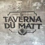 Murale vintage con scritta Taverna du Matt