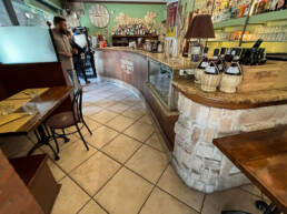 Interno rustico della Taverna du Matt con bancone