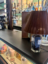 Lampada su bottiglia di gin al bancone del bar