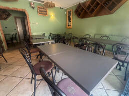 Sala interna della Taverna du Matt con tavoli e bottiglie