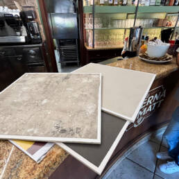 Campioni di piastrelle sul bancone di un bar